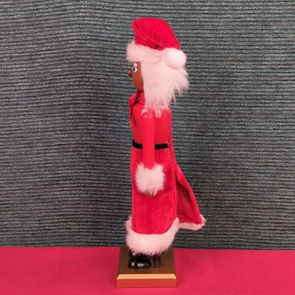 Mrs. Claus Nutcracker! - Picture 6 of 9